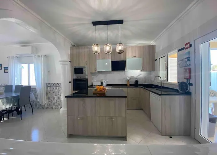 فيلة Orange With Private Pool البوفيرا